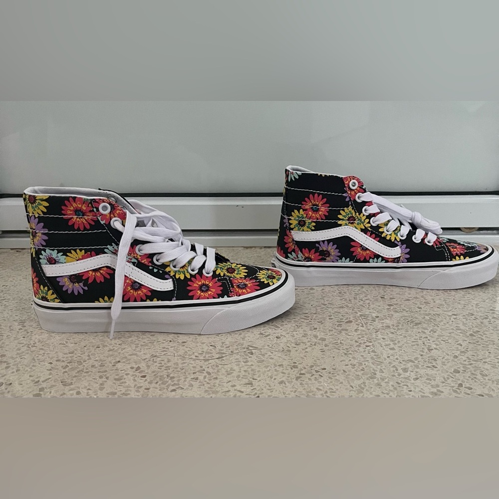 Brand new never used Floral High-Top vans